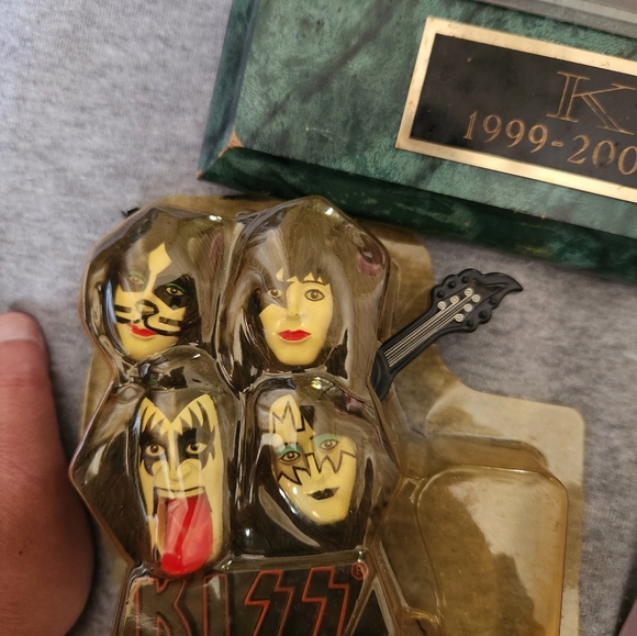 KISS World Tour Memorabilia Set - Picture 6 of 7